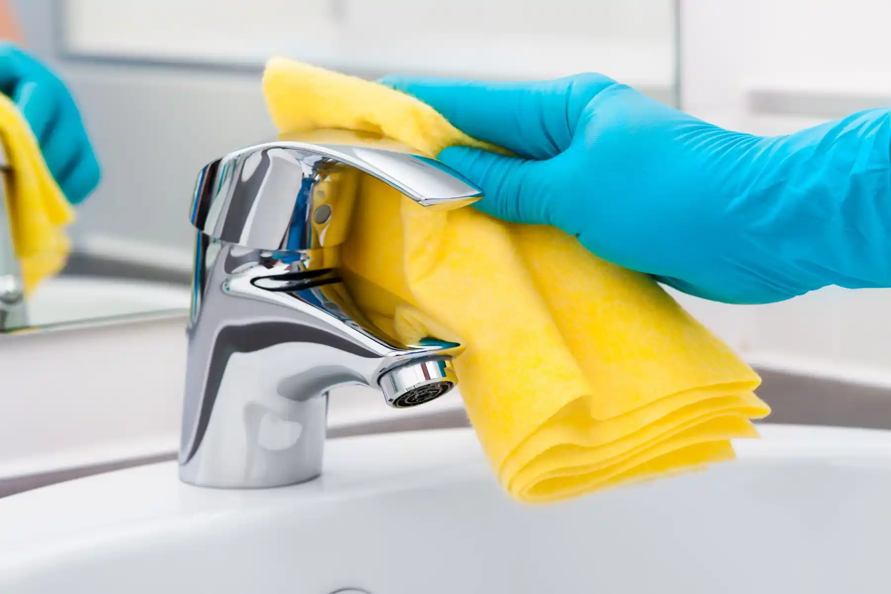 Day Porter Services - Cleaning sinks and high-traffic areas